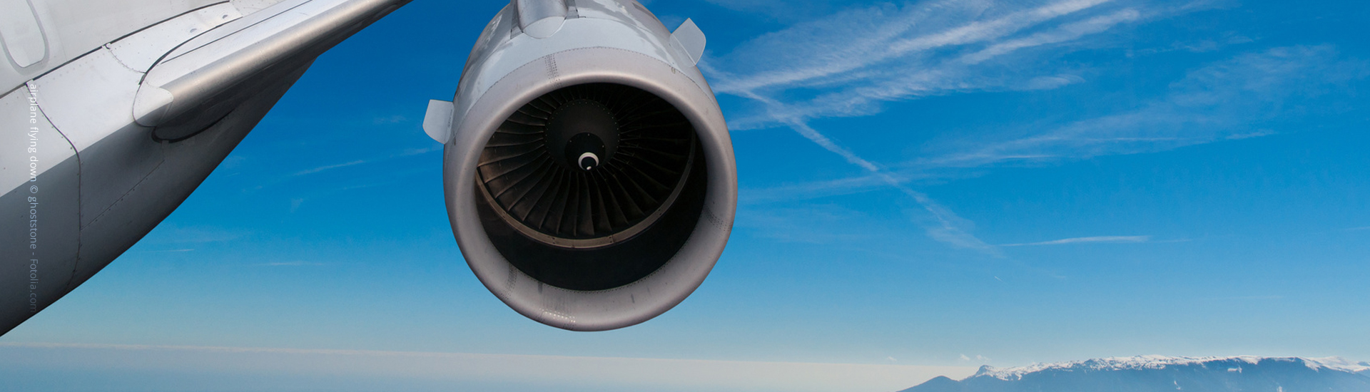 Foto: airplane flying down © ghoststone - Fotolia.com